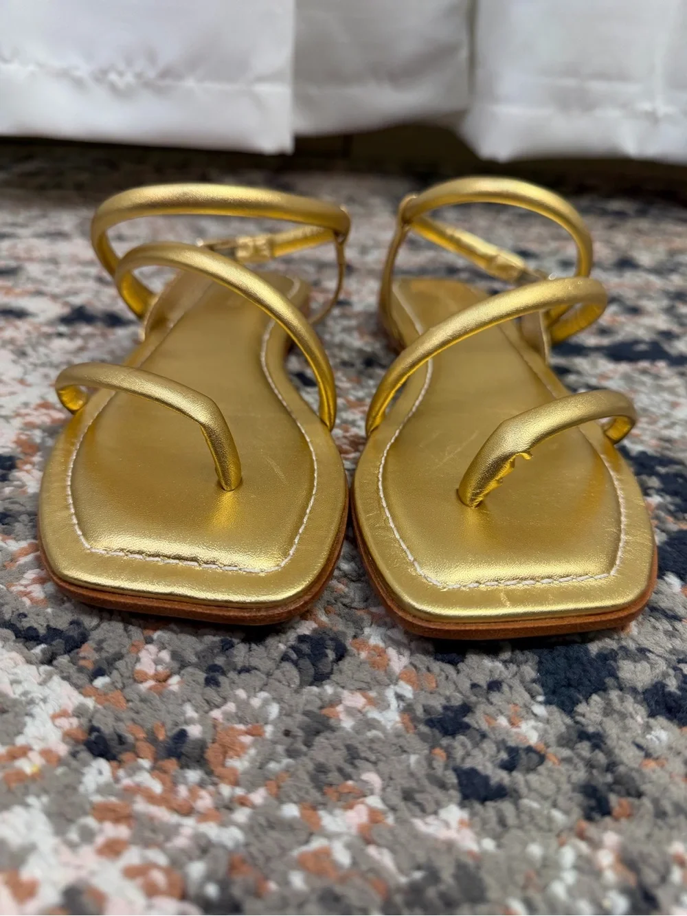 Bernardo Gold Metallic Leather Strappy Toe Loop Sandals Women’s Size 6.5
